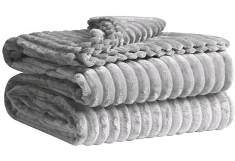 تصویر 2 از پتو طوسی ساده و مینیمال مناسب دکور مدرن