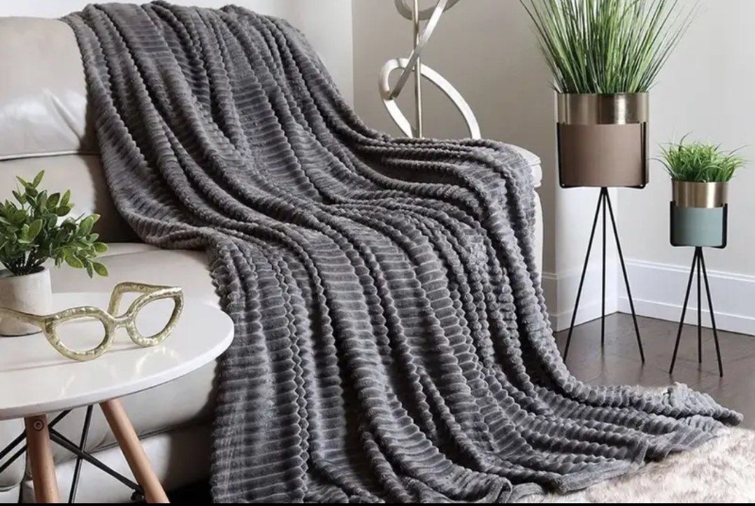 تصویر 3 از پتو خاکستری طرحدار مدرن مناسب دکور امروزی