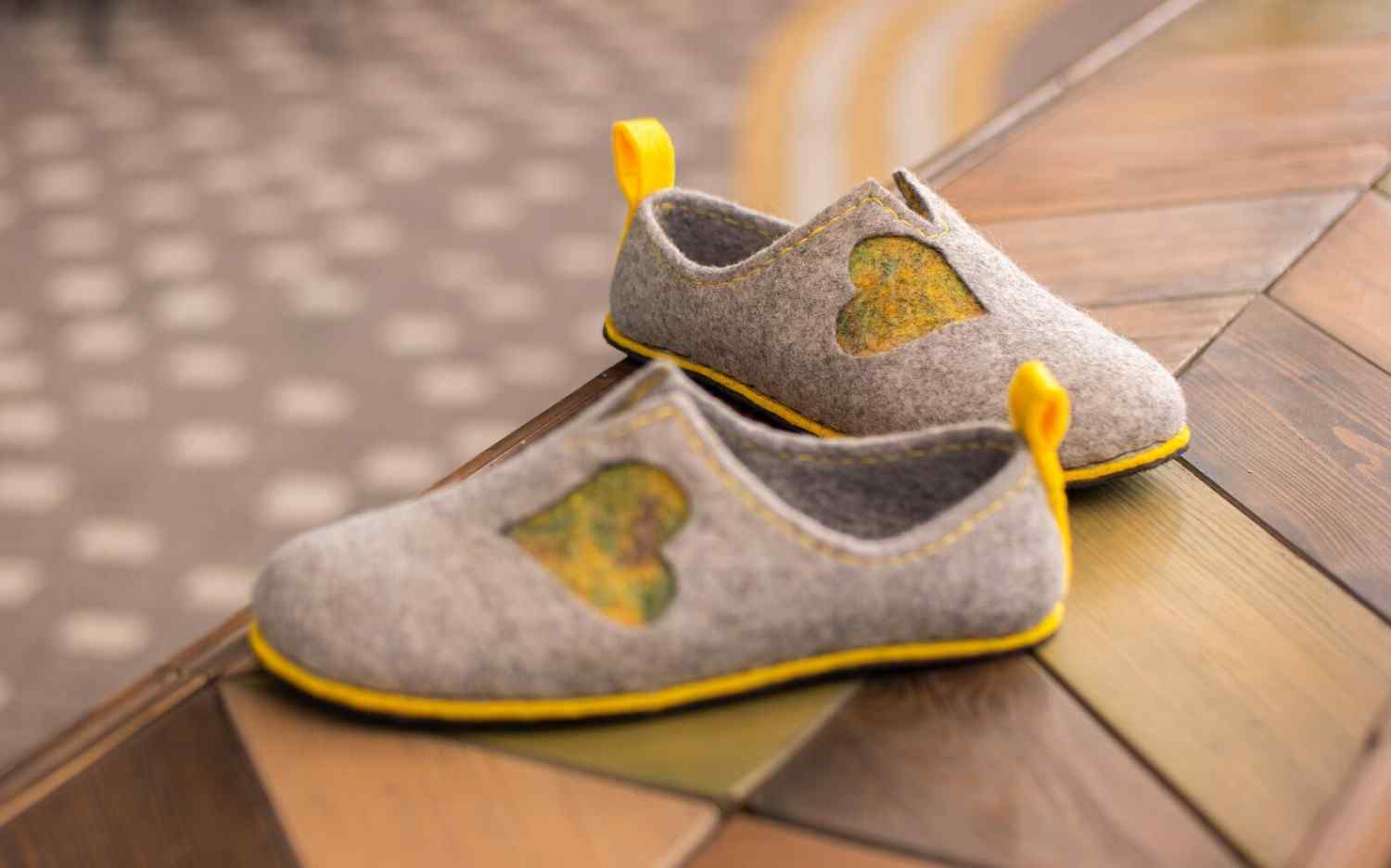 پاپوش نمدی با طراحی جذاب و مناسب دورهمی های خانوادگی