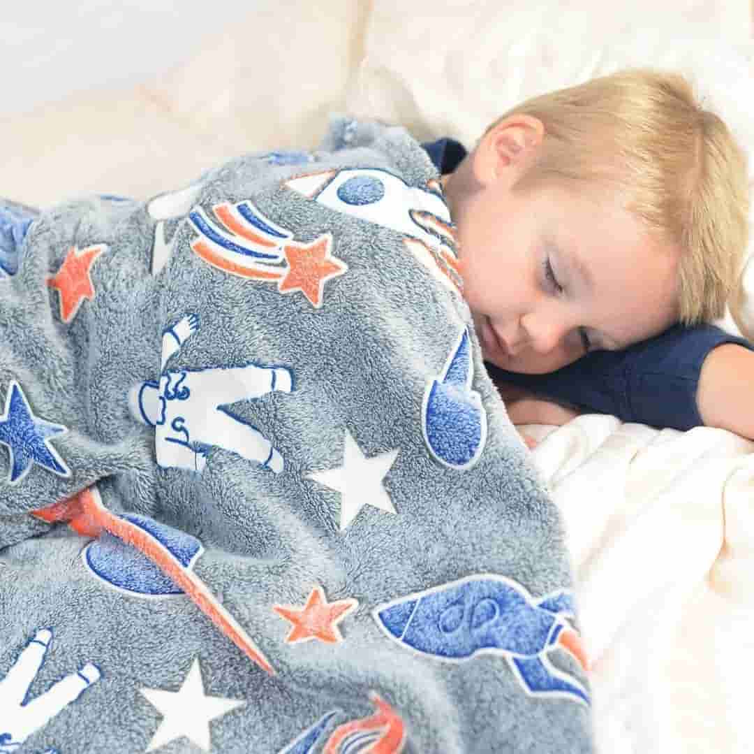 تصویر 2 از پتو طرح فضانورد شب نما مناسب استفاده مداوم