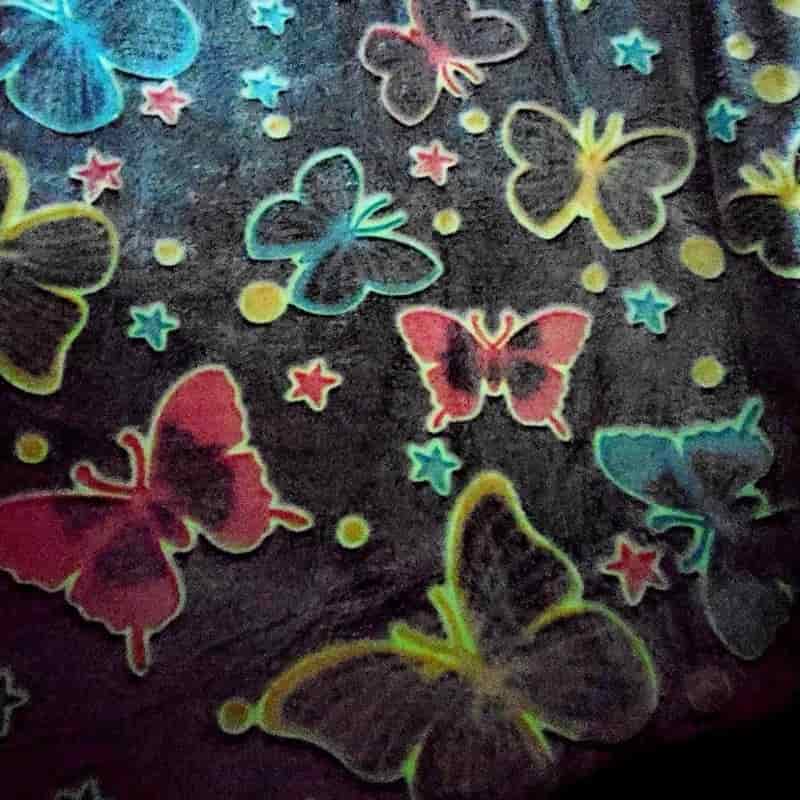 تصویر 2 از پتو شب نما پروانه با پارچه ضد حساسیت و لطیف