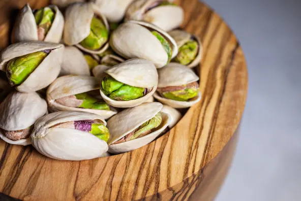 پسته احمد آقایی دستچین شده با پوست روشن و مغز سبز