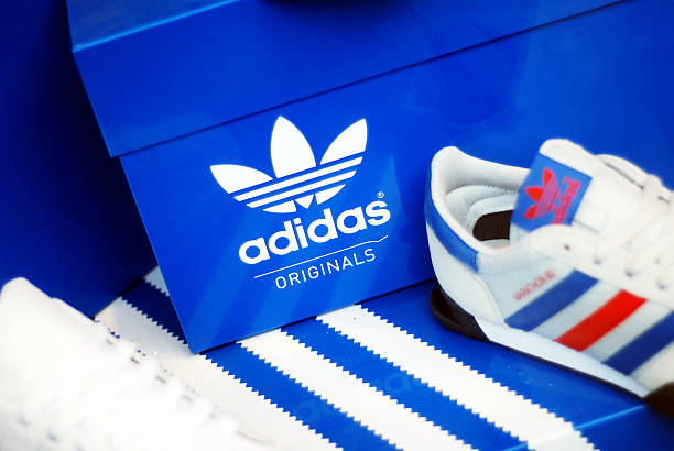 تصویر 2 از کفش ورزشی آدیداس سبک ویژه دویدن شهری