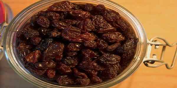 کشمش آفتابی با رنگ طبیعی تیره