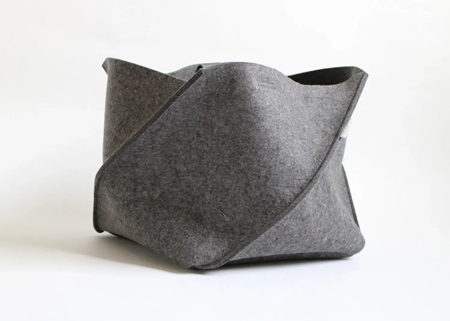 تصویر 1 از کیف نمدی با طراحی منحصر به فرد برای سفرهای کوتاه