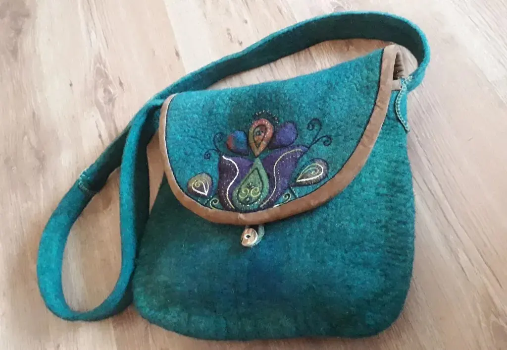 تصویر 4 از کیف نمدی در رنگ های متنوع برای هماهنگی با لباس ها