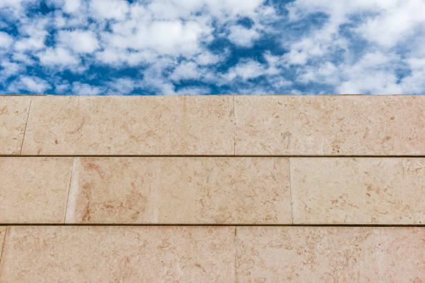 تصویر 1 از سنگ تراورتن کرم روشن ممتاز جلوه یکپارچه بنا