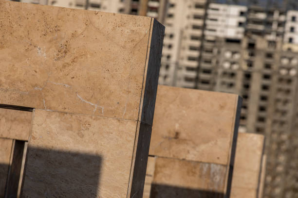 تصویر 3 از سنگ تراورتن برش افقی منظم نمای کشیده ساختمان