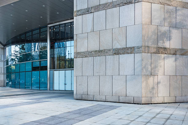 سنگ تراورتن برش عمودی بلند نمای مدرن شهری