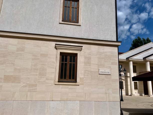 تصویر 3 از سنگ تراورتن ریزبافت هماهنگ معماری ظریف