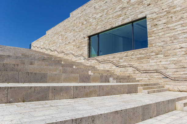 تصویر 1 از سنگ تراورتن دانه درشت شاخص نمای شاخص شهری