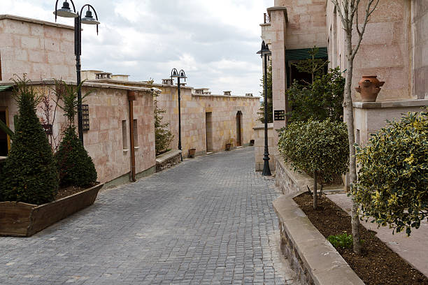 تصویر 3 از سنگ تراورتن دانه درشت شاخص نمای شاخص شهری