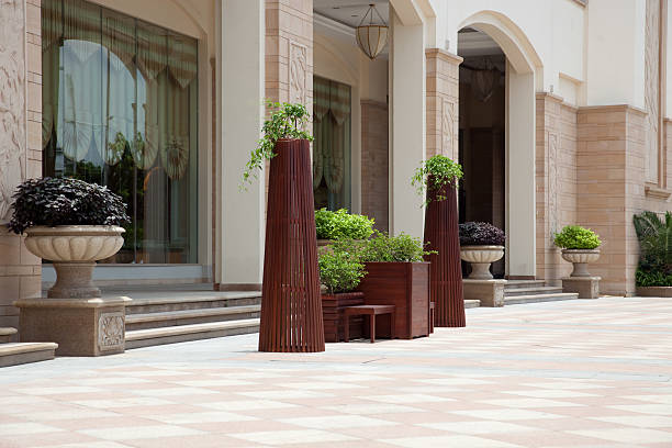 سنگ تراورتن هماهنگ نورپردازی شبانه