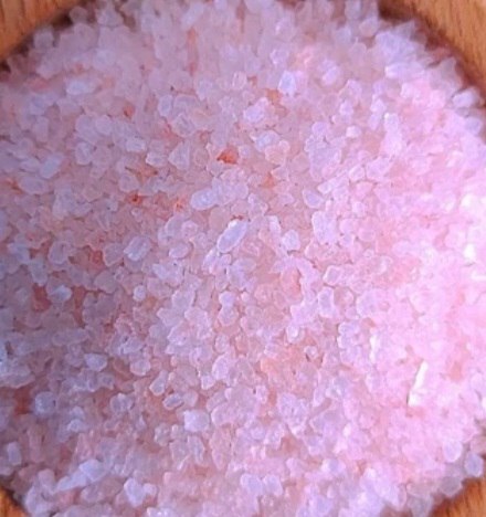 تصویر 2 از نمک بدن صورتی لایه بردار و شفاف کننده پوست