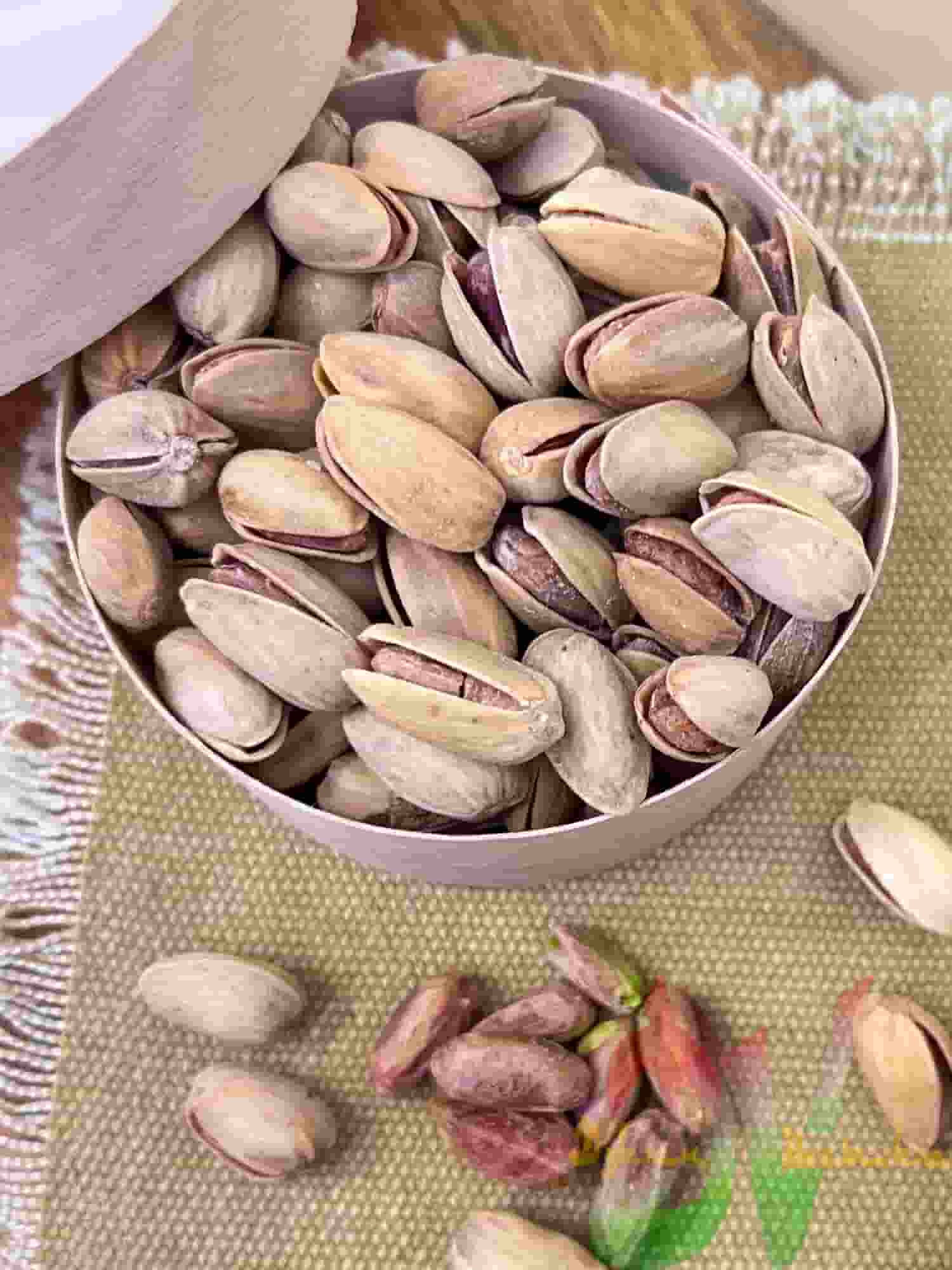 تصویر 4 از پسته دستچین اکبری با دانه‌ های درشت و خندان طبیعی