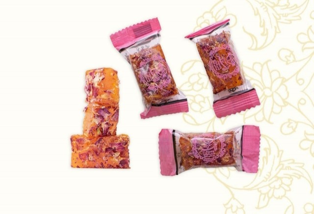 حلوا مسقطی لاری با طعم گل محمدی و پسته فراوان