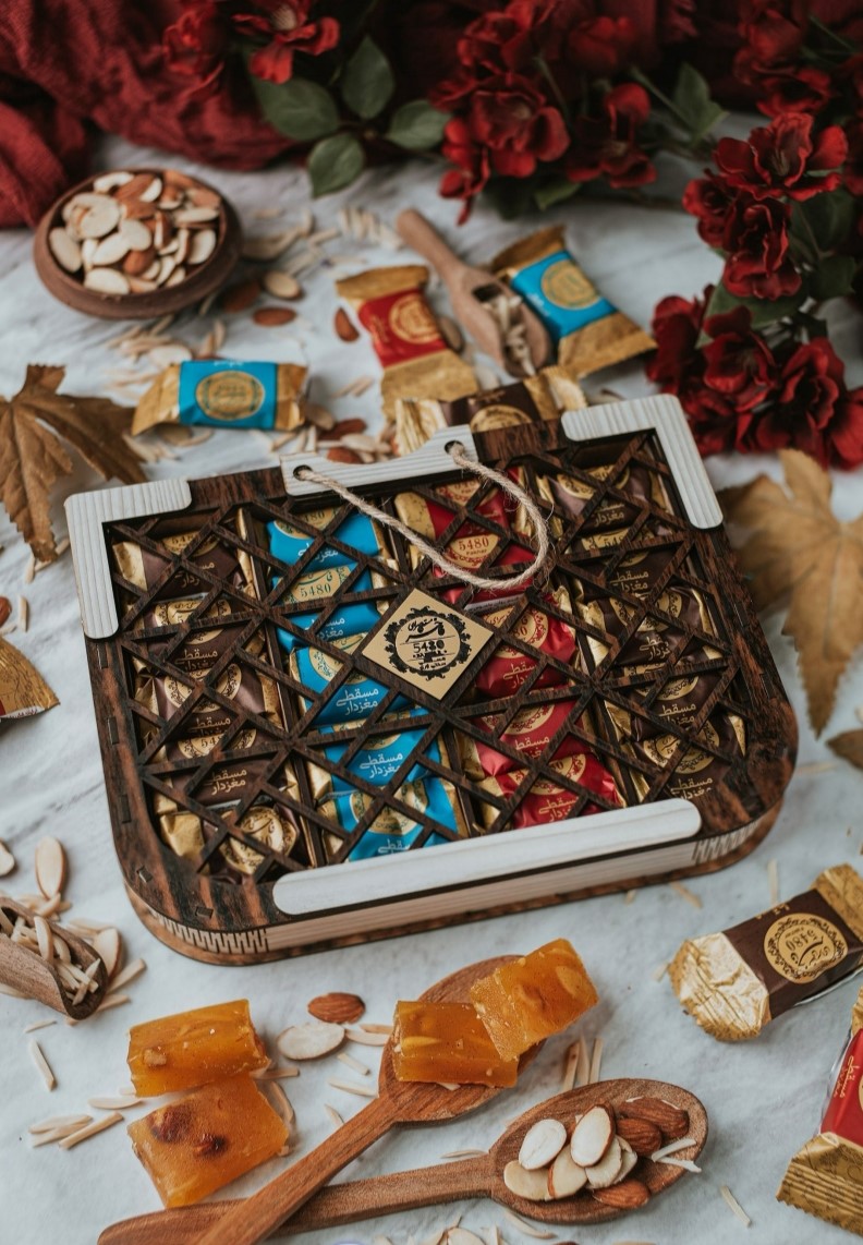 تصویر 2 از حلوا مسقطی لاری با طعم گل محمدی و پسته فراوان