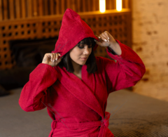 تصویر 4 از حوله حمام قرمز نرمی بالا و جلوه چشمگیر برای تجربه استحمام شاداب