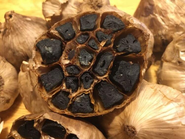 تصویر 2 از سیر سیاه سالم و طبیعی برای مصرف روزانه