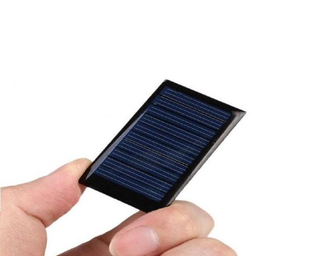 تصویر 1 از پنل خورشیدی کوچک جیبی مناسب استفاده در طبیعت