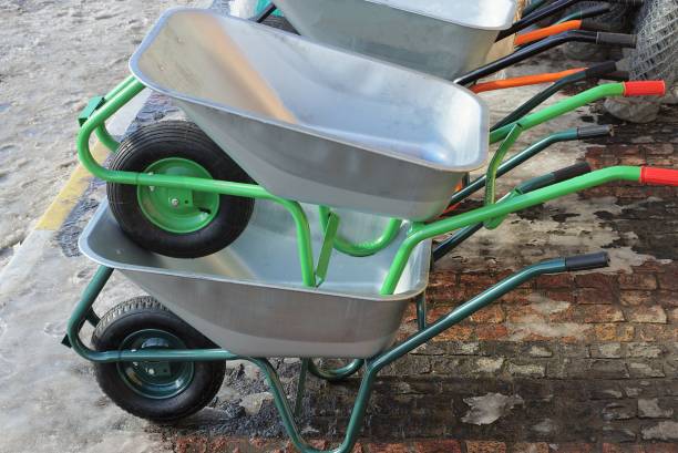 تصویر 2 از فرغون کوچک فلزی بدنه مقاوم و حمل آسان بارهای سبک