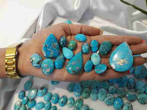 تصویر 2 از سنگ فیروزه ایرانی آبی با رنگ چشم نواز و کمیاب مناسب زیورآلات خاص