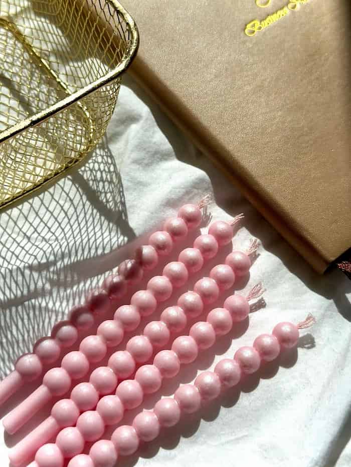 شمع صورتی زیبا با طراحی دلنشین مناسب جشن‌ها و دکوراسیون